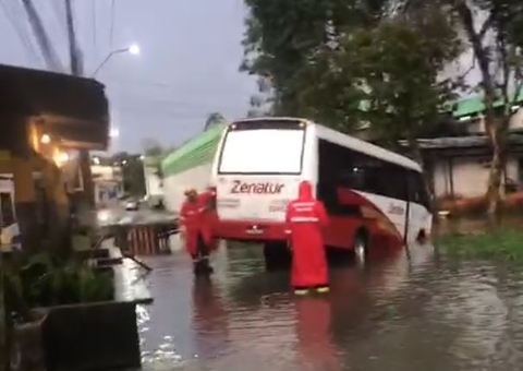 Rota do Distrito cai em buraco em rua alagada e precisa ser içada no Armando Mendes