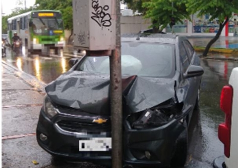 Carro perde controle em curva e se choca contra semáforo em Manaus