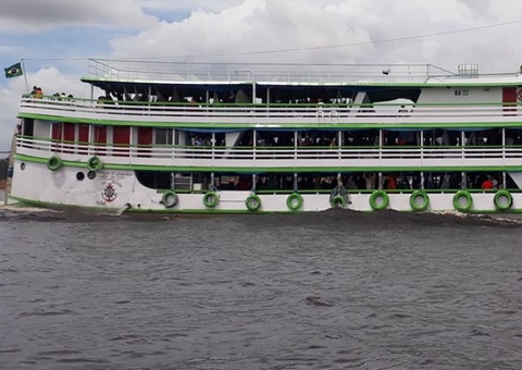 Homem invade camarote de barco e atira em passageiro no Amazonas 