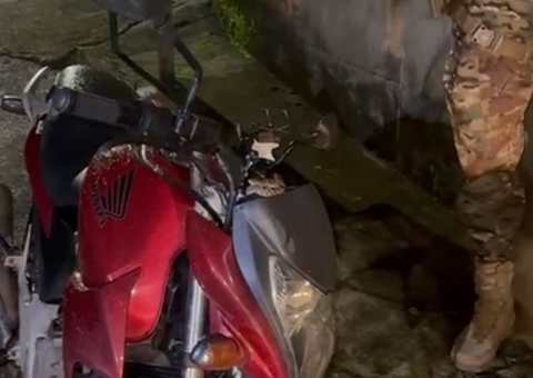 Homem leva susto ao encontrar jararaca em cima de moto