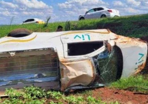 Carro funerário capota após colisão com animal em rodovia