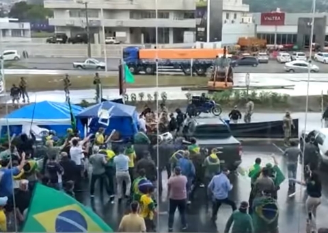 Bolsonaristas usam barra de ferro, pedras e armas para atacar agentes da PRF durante protesto