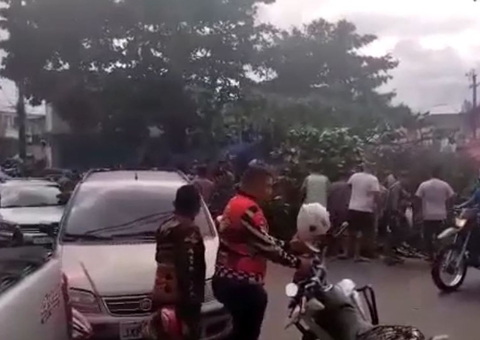 Ventania faz árvore cair sobre banca de feirante em Manaus 