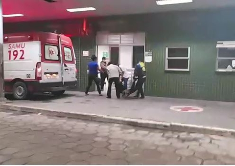 Industriário é esfaqueado no pescoço quando retornava do trabalho em Manaus