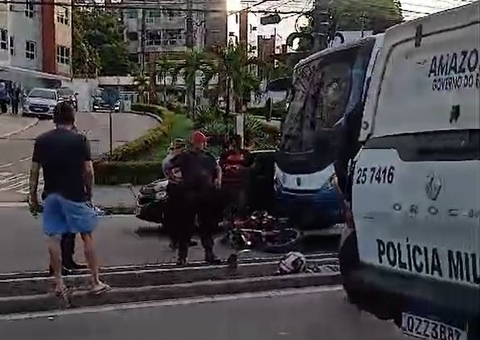 Moto vai parar debaixo de ônibus durante acidente com ferido na Av. Torquato Tapajós 