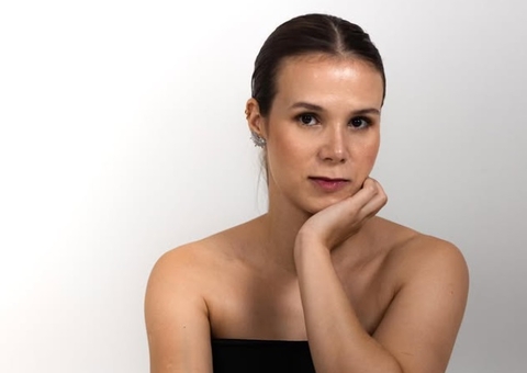 Mulher que negou trocar de assento em avião revela quanto tem faturado com publi após polêmica