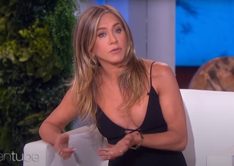 Jennifer Aniston relembra divórcio com Brad Pitt ao falar de fim de 'Friends'