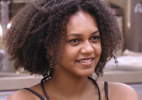 Ex-bbb Jessi muda de visual mais uma vez e surge de cabelos longos