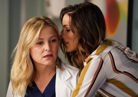 Atriz de Grey’s Anatomy é flagrada em praia no Brasil