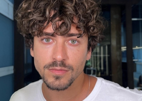 Jesuíta Barbosa diz ter sido agredido por namorado e apaga post em seguida