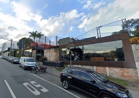 Homem morre e outros três ficam feridos após cliente ser repreendido por fumar em bar