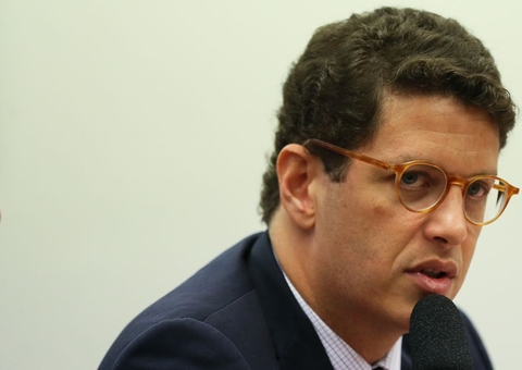 Parlamentares acionam STF para pedir retenção do passaporte de Salles