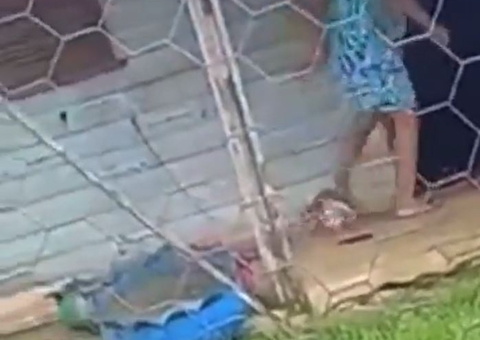 Vídeo: Mulher é flagrada chutando filhote de cachorro e revolta vizinhos no Amazonas