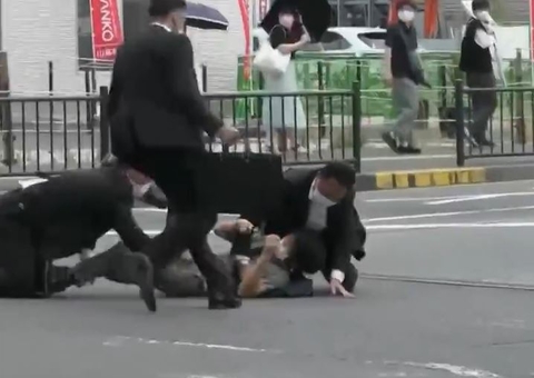 Vídeo mostra instante em que Shinzo Abe é baleado durante campanha no Japão