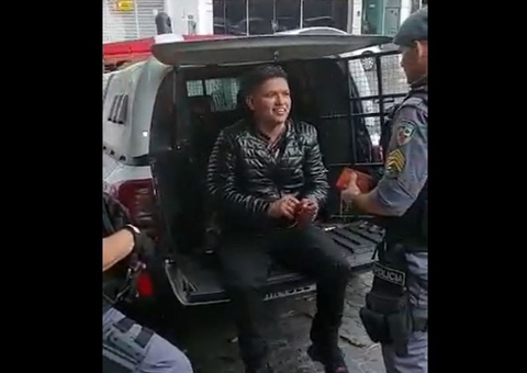 Vídeo: Suspeito de matar motorista de ambulância atropelado chega rindo à delegacia em Manaus 