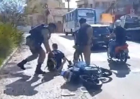 PM dá 'paulada' em motociclista que queria escapar de blitz; vídeo