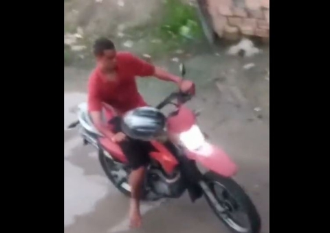Vídeo mostra criminoso banhado em sangue fugindo após matar mototaxista em Manaus