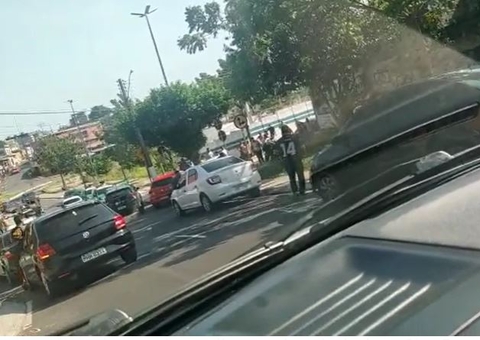 Homem leva surra de populares após assaltar motorista de aplicativo em Manaus