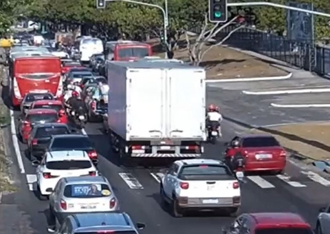 Acidente com ferido deixa av. Cosme Ferreira travada em Manaus
