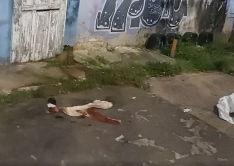 Homem é morto a facadas no meio da rua em Manaus