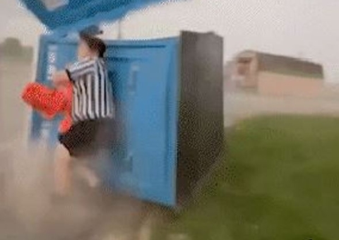Banheiro químico atropela árbitro em jogo de futebol durante tempestade