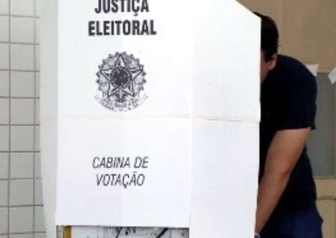 TSE volta a proibir celular, mesmo desligado, na cabine de votação