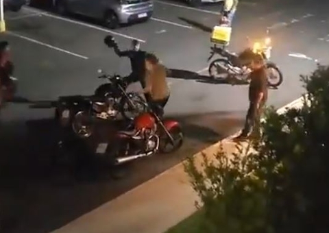 Entregadores envolvidos em briga dentro de condomínio são presos em Manaus