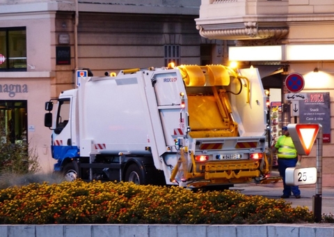 Homem morre esmagado após dormir dentro de lixeira na Inglaterra