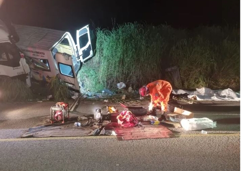 Acidente entre van e caminhão mata bebê e outras 11 pessoas em rodovia