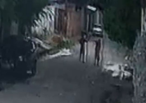 Vídeo mostra homem sendo baleado ao flagrar roubo a carro de vizinho em Manaus