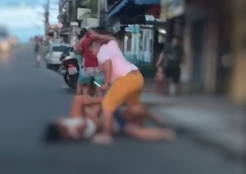 Vídeos: Grávida é espancada por grupo e arrastada pelos cabelos em Manaus