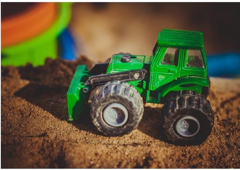 Criança morre ao cair em fossa para pegar brinquedo em SC