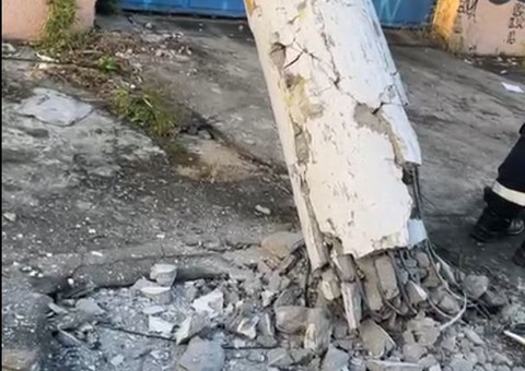 Motorista de Hilux cochila ao volante e derruba poste na Av. Efigênio Salles
