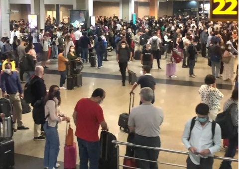 Aeroportos ficam caóticos após pilotos e comissários deflagrarem greve