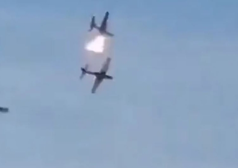Vídeo: Aviões militares da Colômbia colidem no ar e acidente deixa um morto