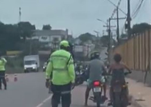 Vídeo: mulher tenta fugir de blitz mas é impedida por outros motoristas no Amazonas