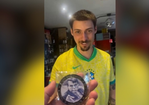 Jair Renan entrega medalha de “imbrochável” a comerciante em SC; veja