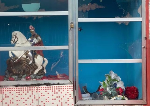 Mulher é presa após invadir capela e quebrar imagens de santos