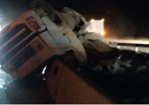 Motorista morre após carreta com carga de cimento tombar em rodovia