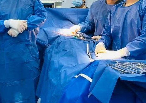 Jovem passa por cirurgia para remover bola de pelo de 1kg do estômago
