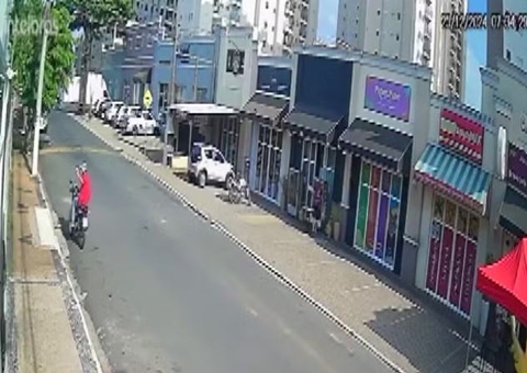 Motociclista morre ao bater em poste enquanto se filmava; vídeo