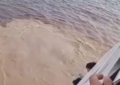 Barco encalha no Encontro das Águas e assusta passageiros; vídeo
