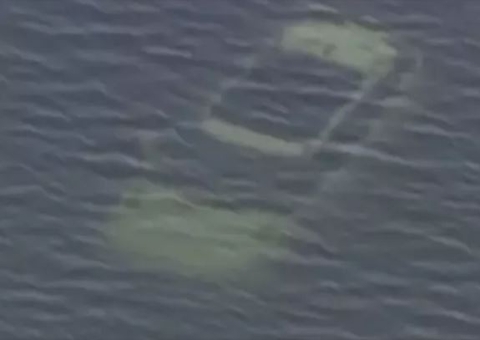 Carro despenca em rio após casal se distrair durante sexo