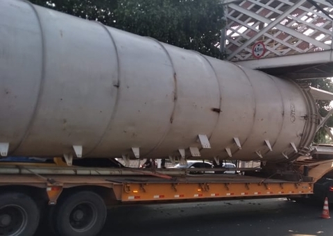 Motorista de carreta é autuado após atingir passarela na Ponta Negra