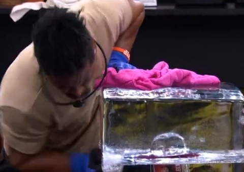 Para entrar na festa Cowboy, Leandro precisa derreter bloco de gelo; veja