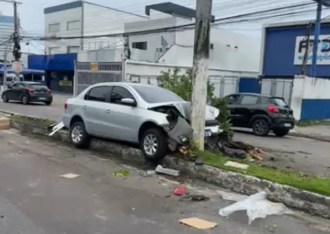 Carro invade canteiro central e fica destruído ao colidir com poste na Av. André Araújo