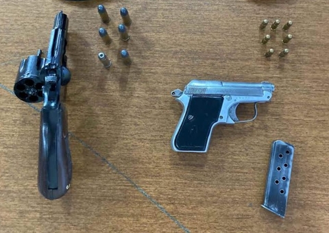 Mulher pula de carro para fugir de ex e agressor é preso com armas em Manaus