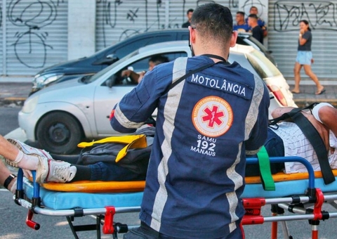 Estudante fica ferido em grave acidente após motociclista avançar sinal em Manaus