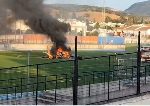 Helicóptero pega fogo em estádio ao fazer resgate de paciente com infarto