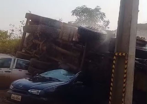 Caminhão despenca de rodovia e atinge carros